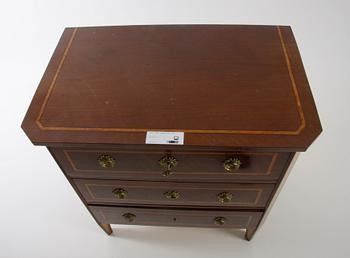 BYRÅ, gustaviansk stil.