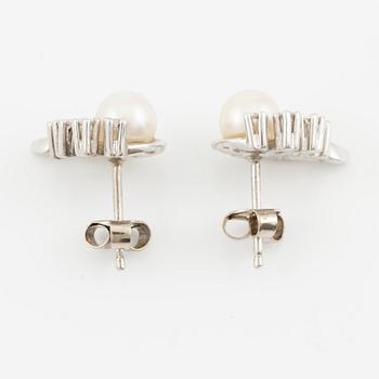 Örhängen, 18K vitguld med odlade pärlor och åttkantslipade diamanter.