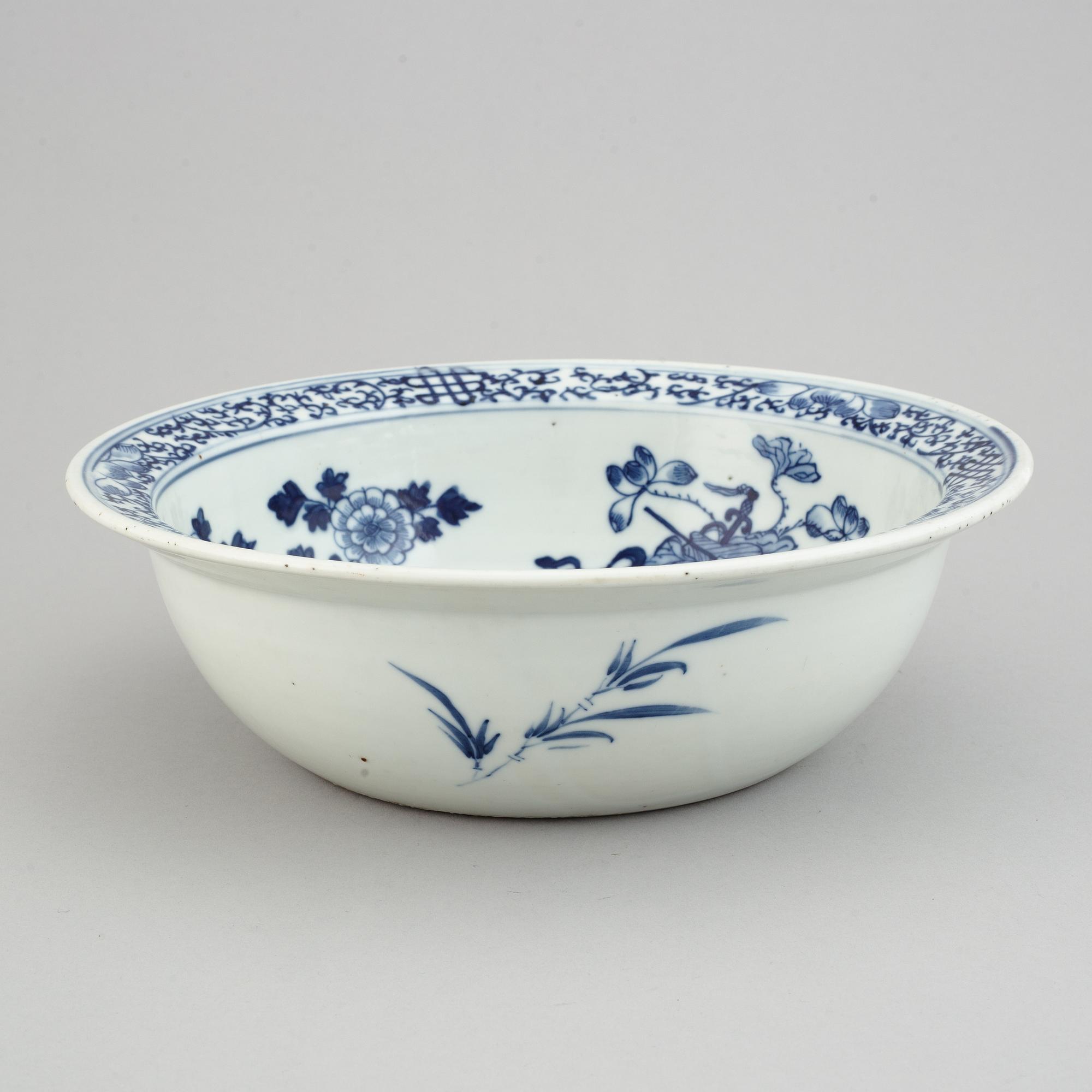 A blue and white bowl, Qing dynasty, 19th Century.