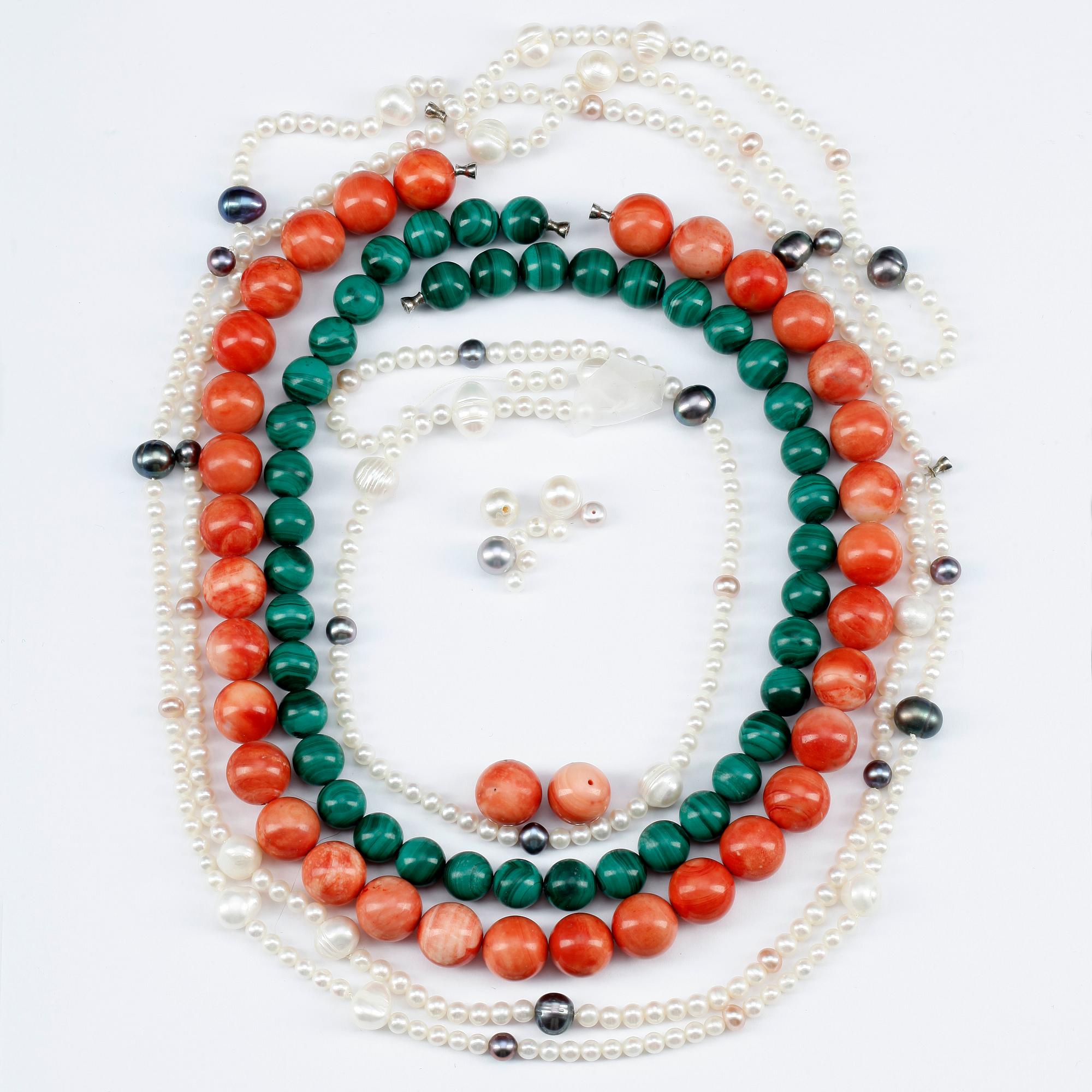 COLLIER, 3 st, Ole Lynggaard, korall, malakit och odlade sötvattenpärlor.