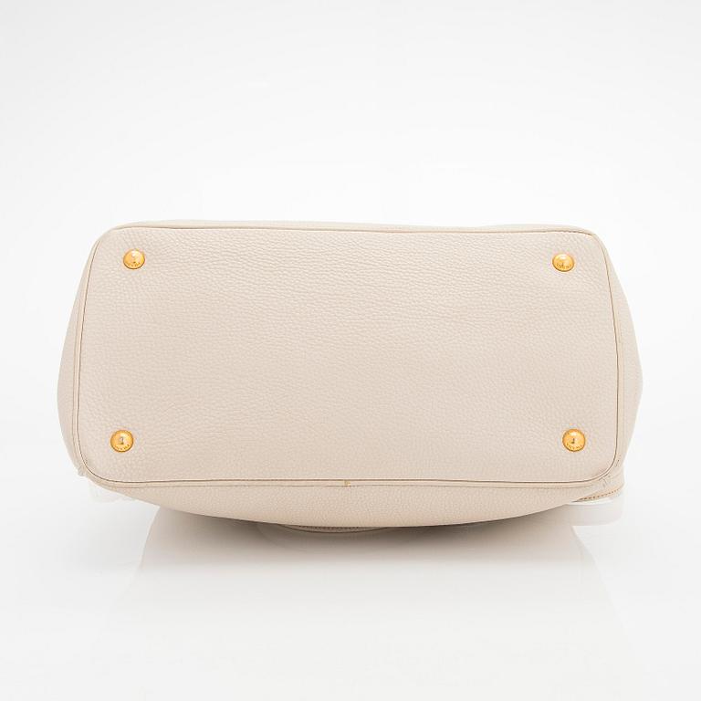 Prada, a 'Vitello Daino Tote' bag.