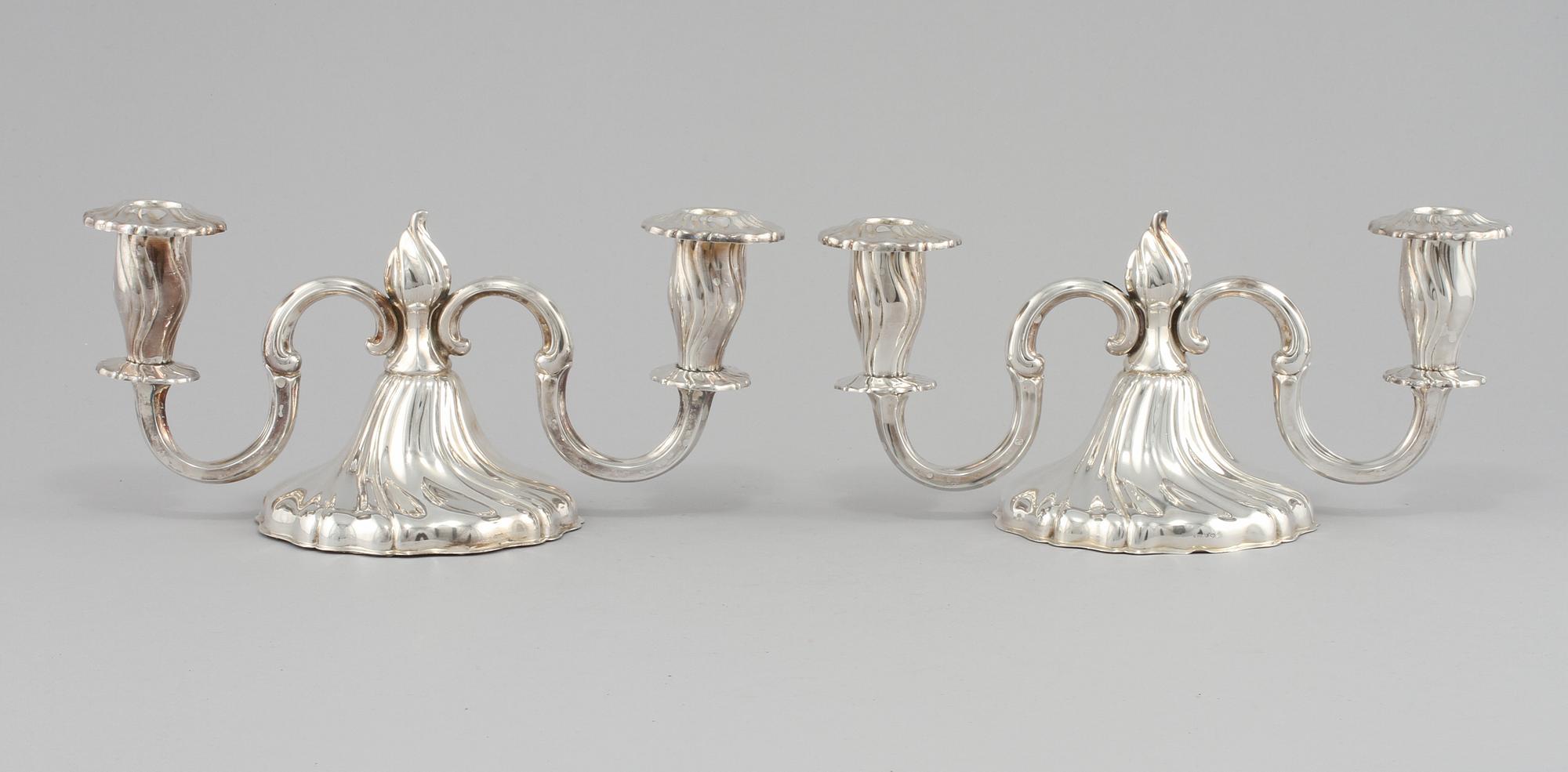 KANDELABRAR, ett par, silver, svenska importstämplar, 1900-talets första hälft.