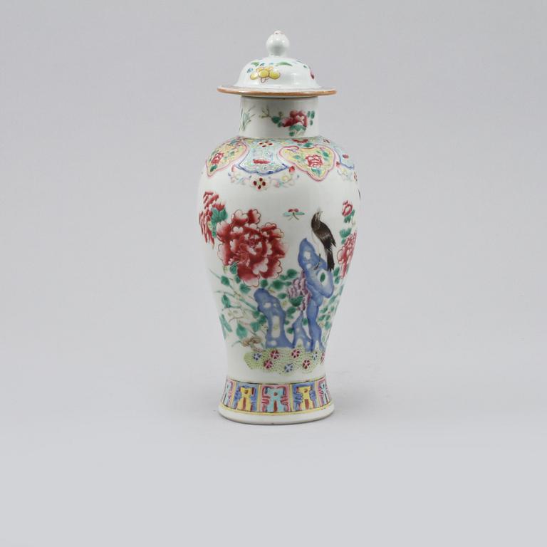 LOCKURNA, porslin, Kina, 1700-tal.