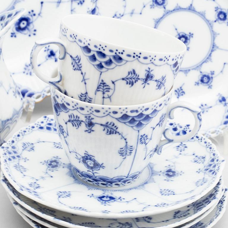 18 PCS "Musselmalet" helblond, Royal Copenhagen.