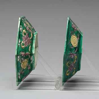 A pair of bisquit porcelain dishes, Qing dynasty, Kangxi (1662-1722).