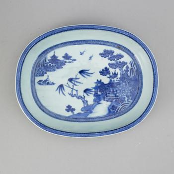 A blue and white serving dish, Qing dynasty, Jiaqing (1796-1820).