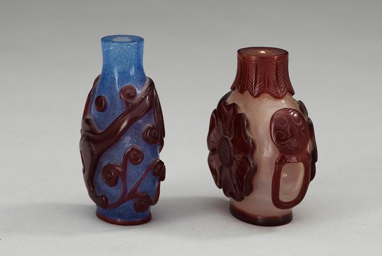 A set of two Peking glass snuff bottles, Qing dynasty.