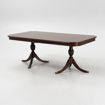 Matbord, ett par karmstolar och 6 stolar. 1900-tal.