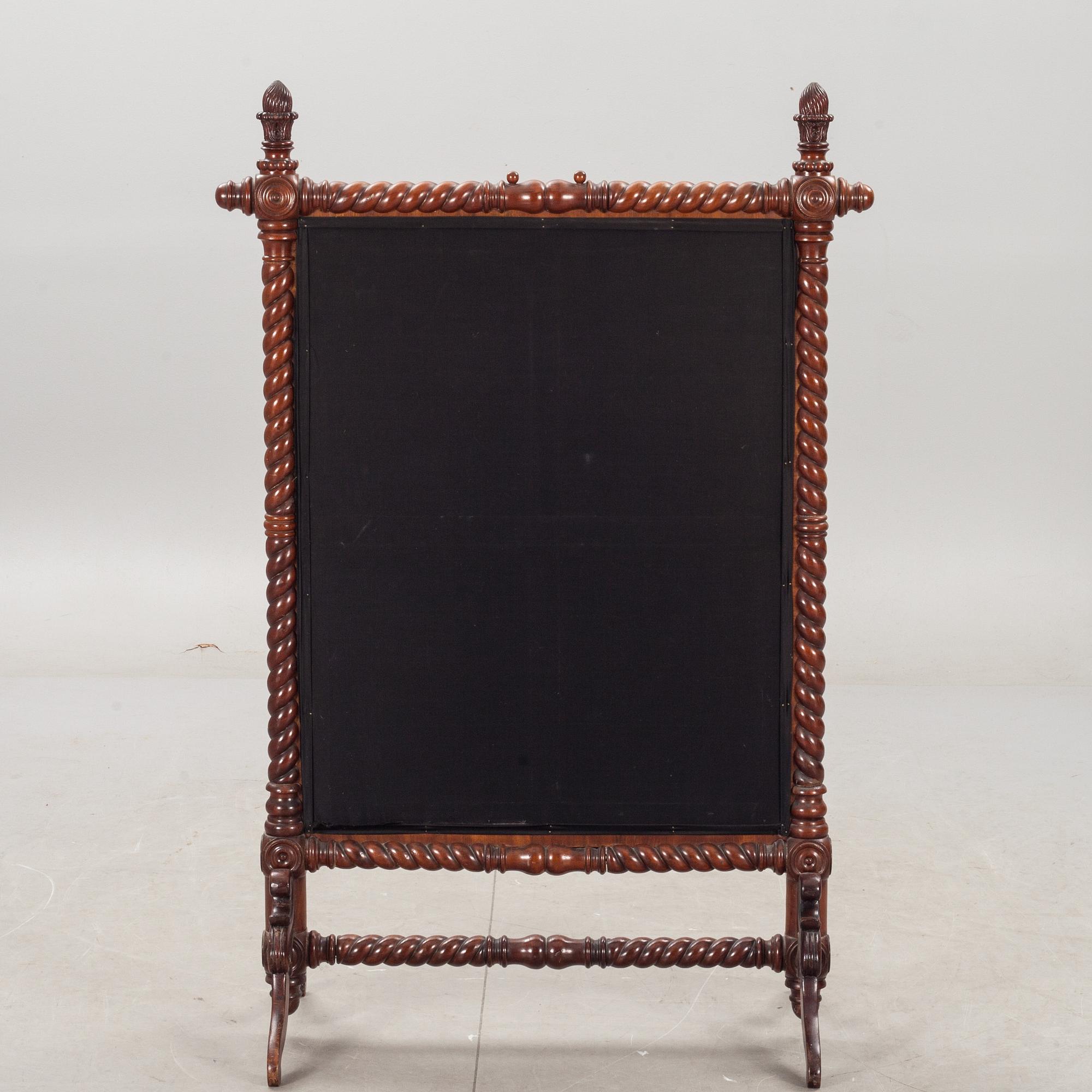 ELDSKÄRM, mahogny med korsstygnsbroderi. 1800-talets slut.