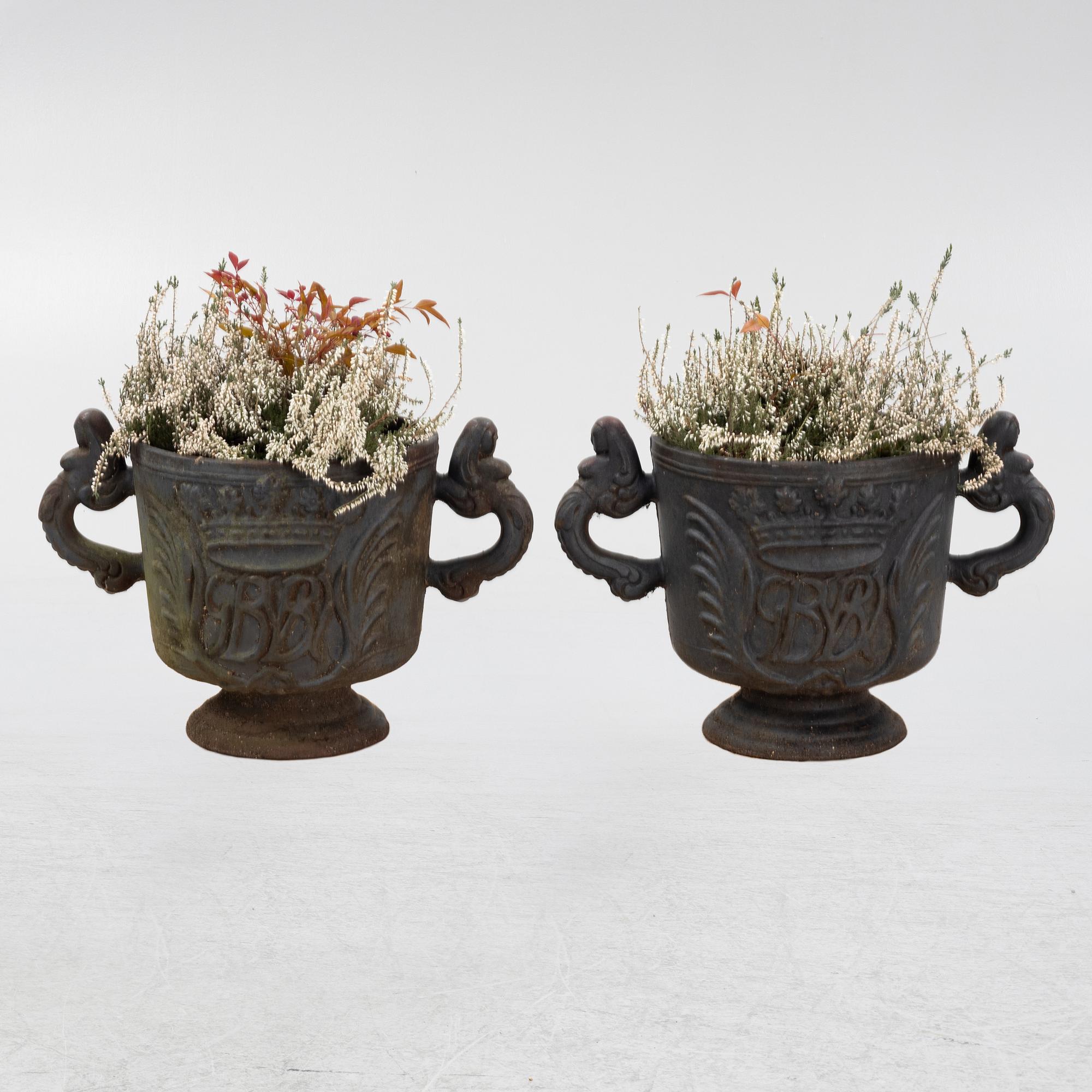 Trädgårdsurnor, ett par, gjutjärn.