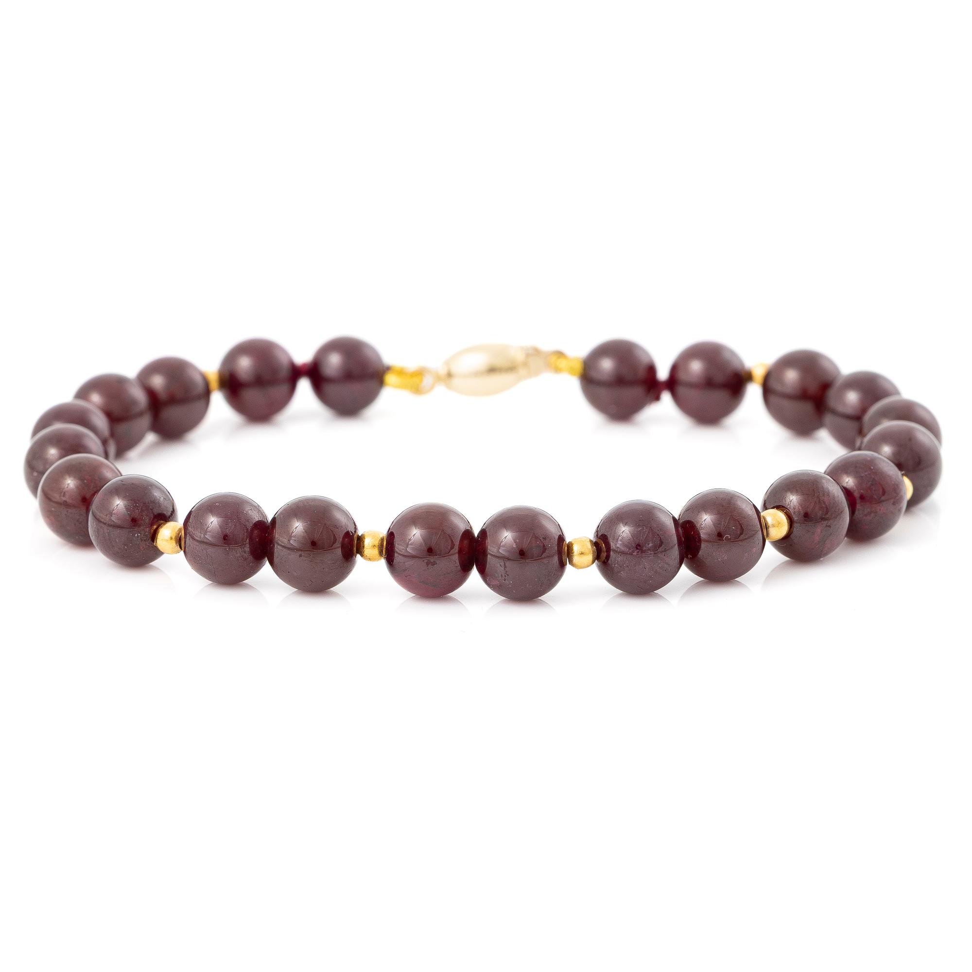 Bracelet with garnet beads and an 18K gold clasp.