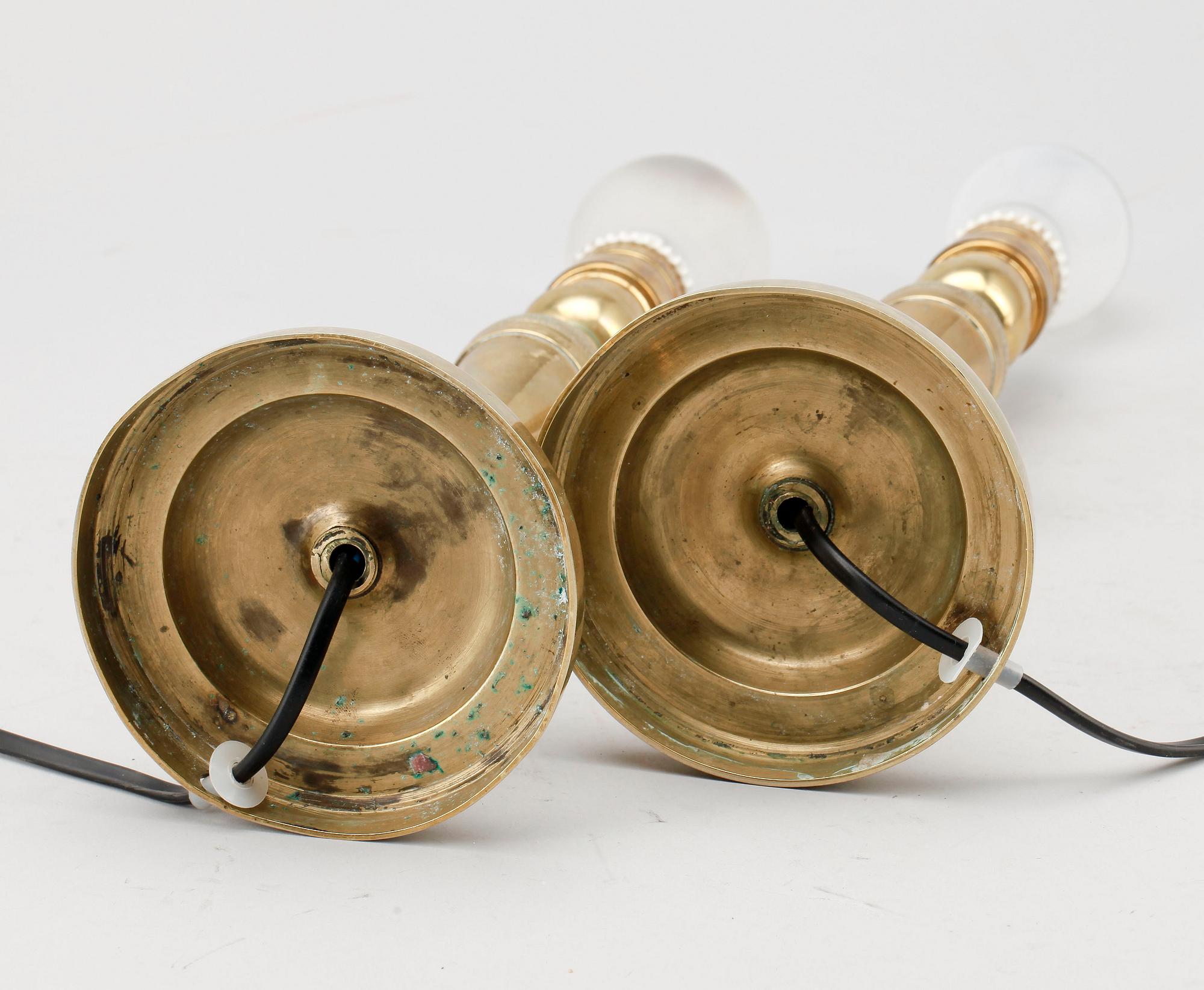 BORDSLAMPOR / LJUSSTAKAR, ett par, senempire, omkring 1800-talets mitt.