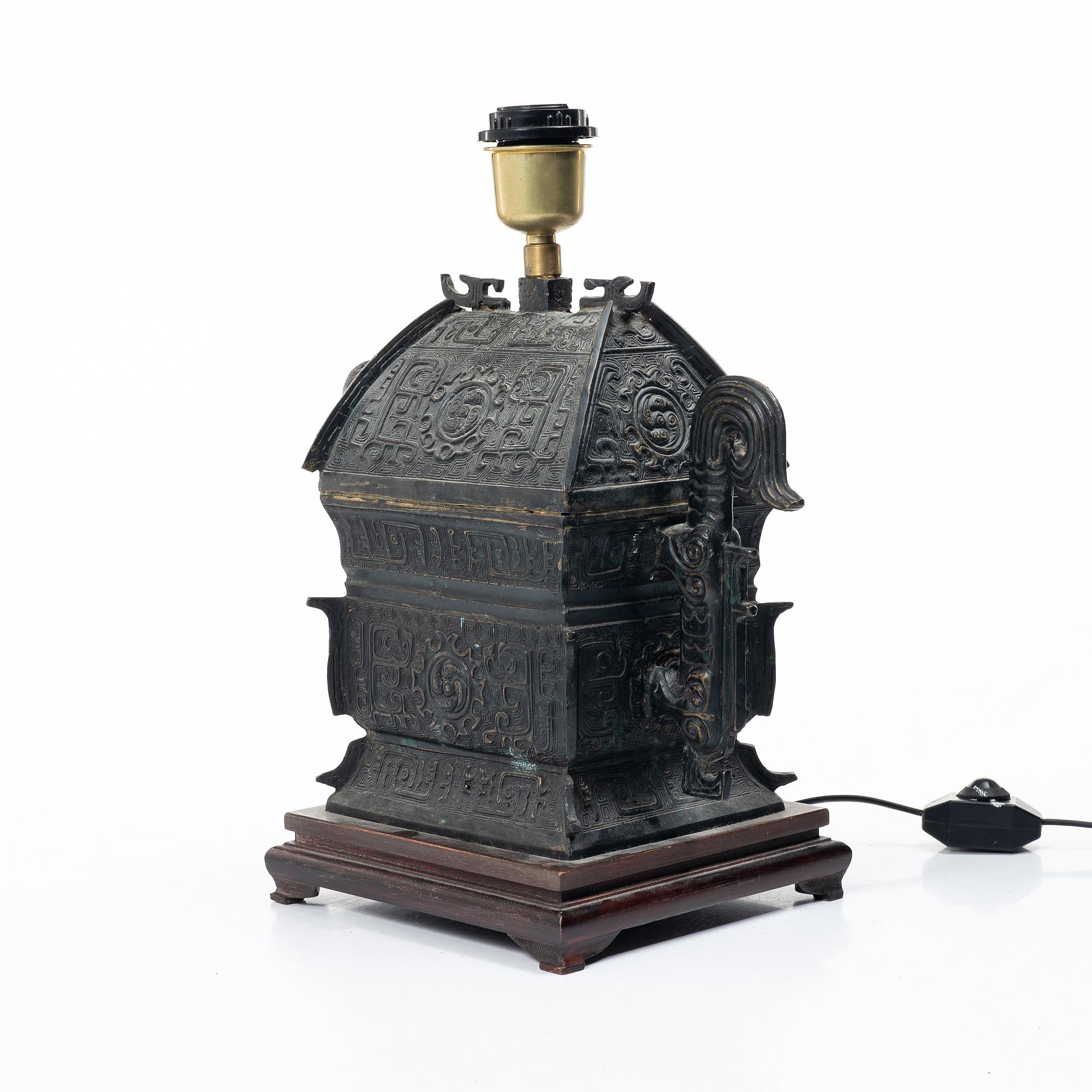 Bordslampa, Kina, brons, 1900-talets senare del.