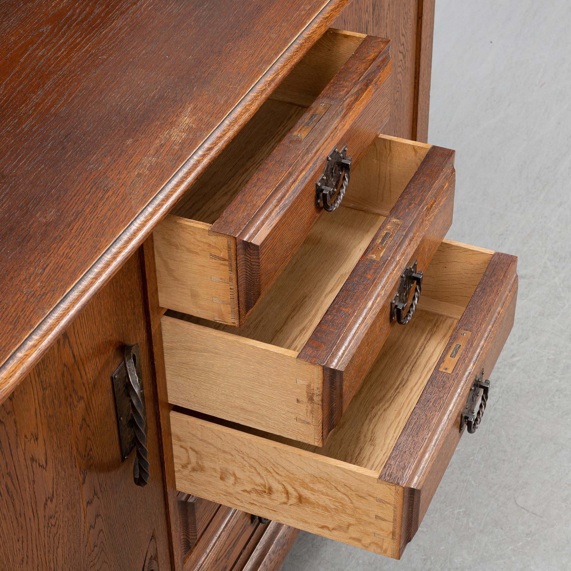 Skänk, jugend/nationalromantik, sent 1800-tal.