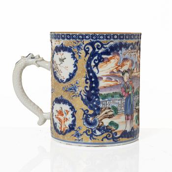 Mugg samt två muggar med lock, porslin, Kina, Qingdynastin, 1700-1800-tal.