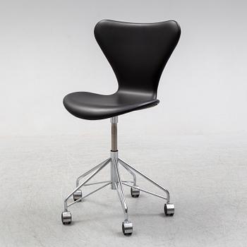 ARNE JACOBSEN, kontorsstol, "Sjuan", Fritz Hansen, 2018.