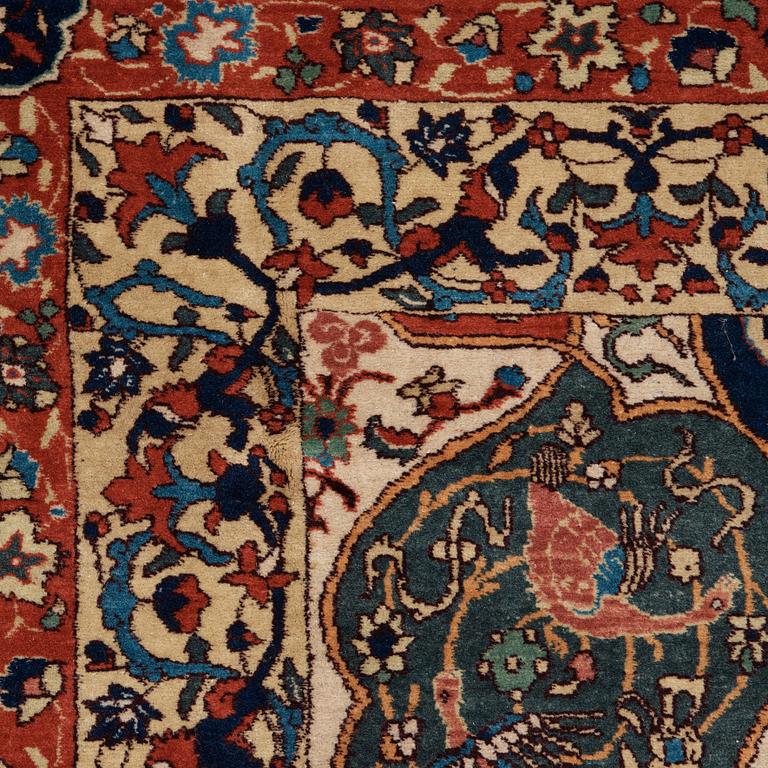 A CARPET, A SEMI-ANTIQUE TABRIZ PETAG, 396,5 x 305,5 cm.