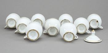 CRÉMEKOPPAR MED LOCK, 9 st, porslin, 1800-talets första hälft.