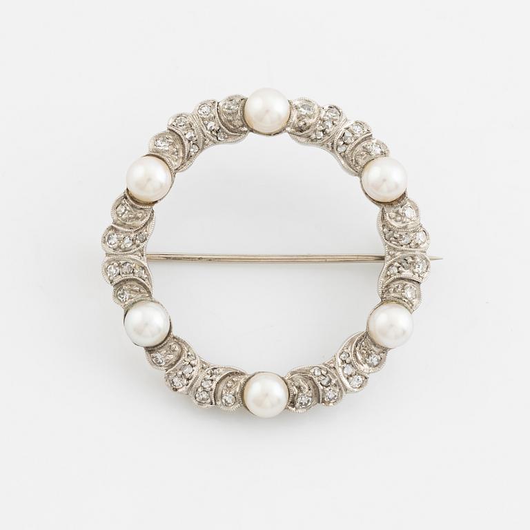 An 18K white gold ring set with cultured pearls and eight- and rose-cut diamonds.