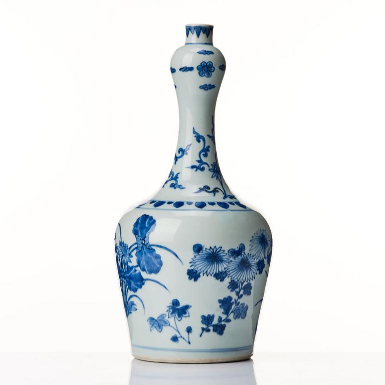 A blue and white Transtional vase, 17th Century.