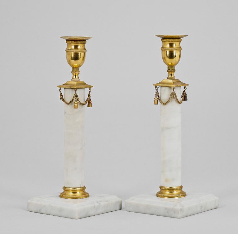 LJUSSTAKAR, ett par, marmor och mässing, sengustaviansk stil, 1800-talets slut.