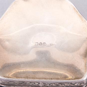 DOSOR, 2 st, och SKÅL, silver, England och Fjärran Östern. Totalvikt ca 241,4 g.