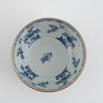 Skål samt två skålfat, exportporslin, Kina, Qingdynsatin, Qianlong (1736-95).