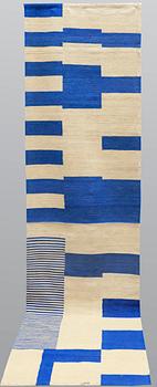 A flat weave runner, ca 293 x 80 cm.