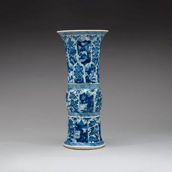 A large blue and white vase, Qing dynasty, Kangxi (1662-1722).