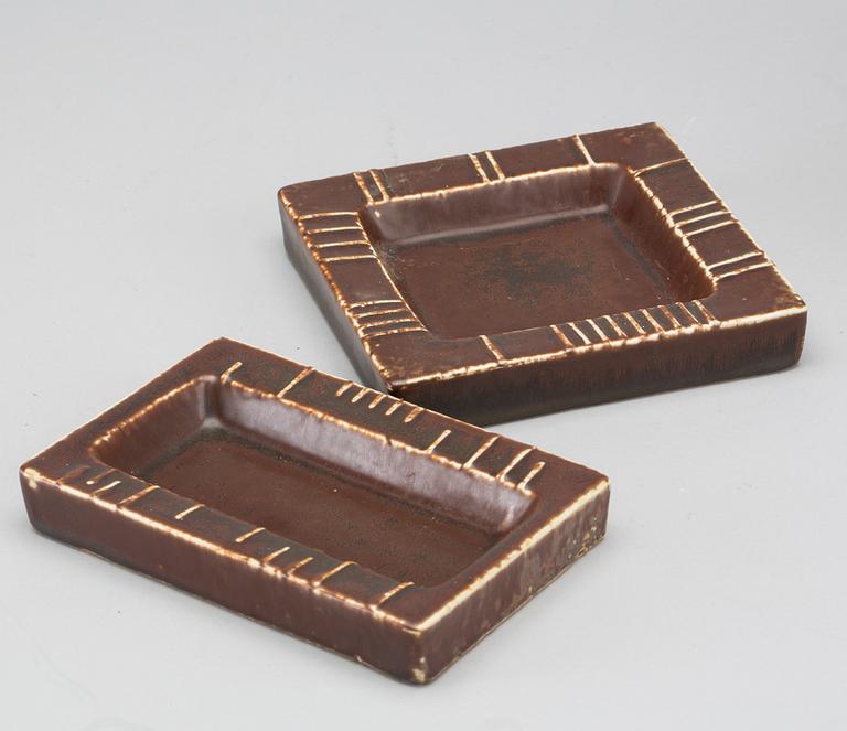 CARL-HARRY STÅLHANE, stoneware, figurin and two ashtrays. Rörstrand.