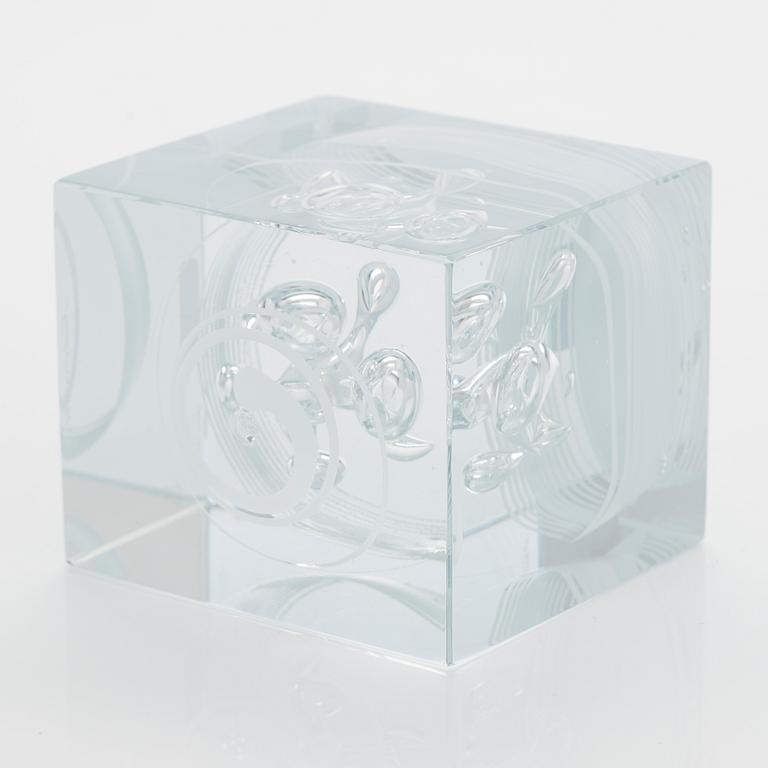 Oiva Toikka, annual cube, signed Oiva Toikka Nuutajärvi 1987, 536/2000.