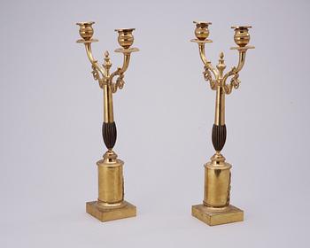 KANDELABRAR, för två ljus, ett par. Sverige, 1800-talets början. Empire.