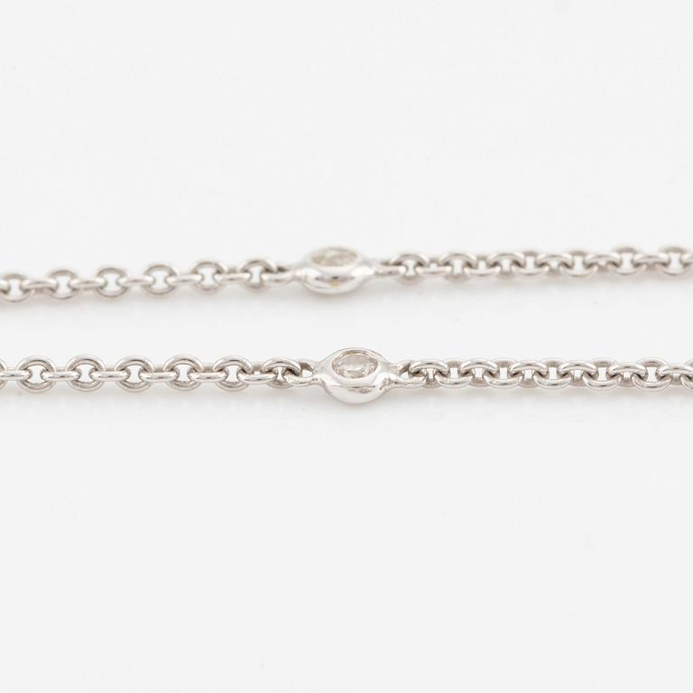 Hänge med navettslipade smaragder och briljantslipade diamanter, med kedja.