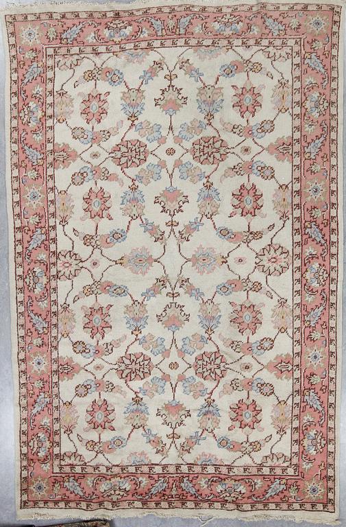 MATTA, semiantik Turkisk, sannolikt Ushak, ca 357x232 cm.