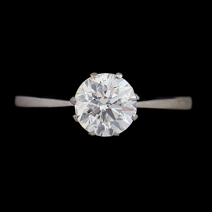 RING, 18 k vitguld, briljantslipad diamant ca 1.33 ct. SKG Stockholm 1964. Vikt ca 3,3 g.