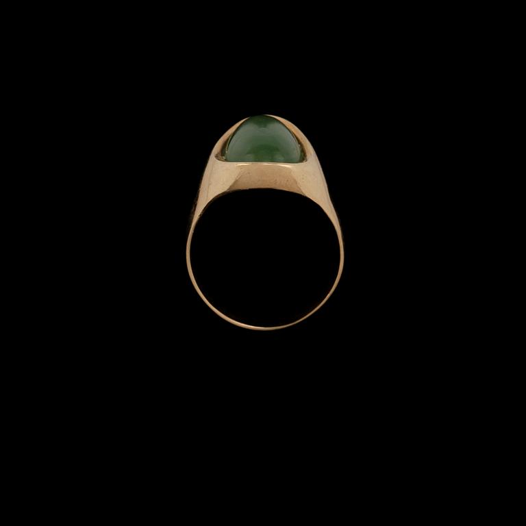 RING, 18k guld med cabochonslipad nefrit, importstämplad. Vikt 7 g.