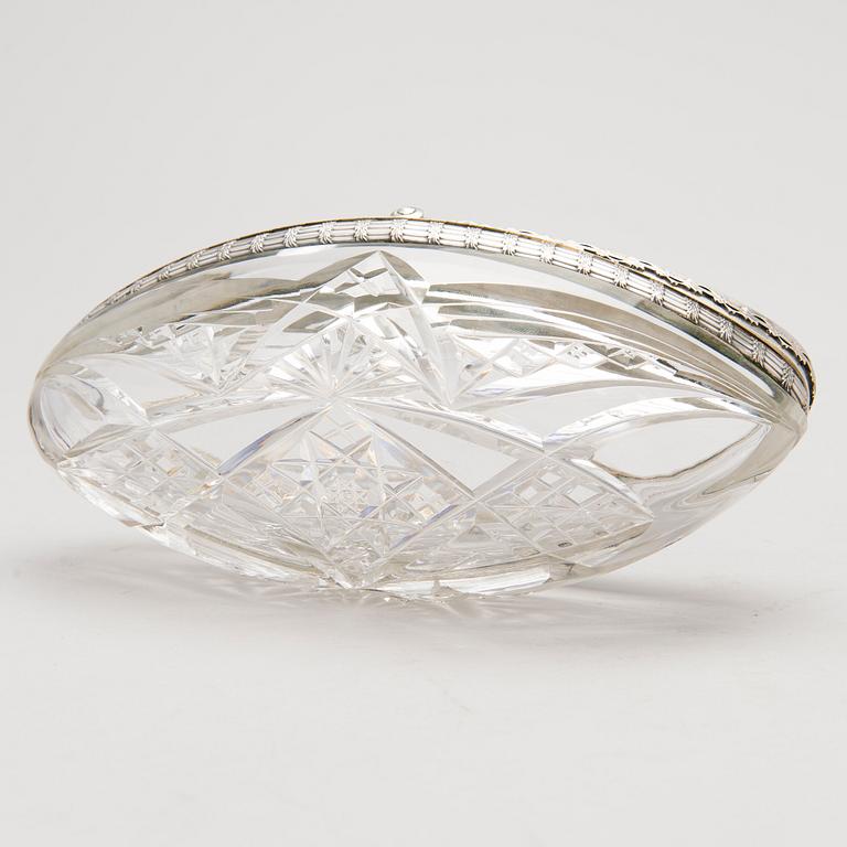 KAVIAR SKÅL, silver och slipat glas, Ryssland, Moskva 15 artellen, daterad 1914.