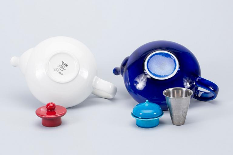 TEKANNOR, 2 st, "Pop" samt "Stinta", Inger Persson, Rörstrand, porslin, 1900-talets andra hälft.