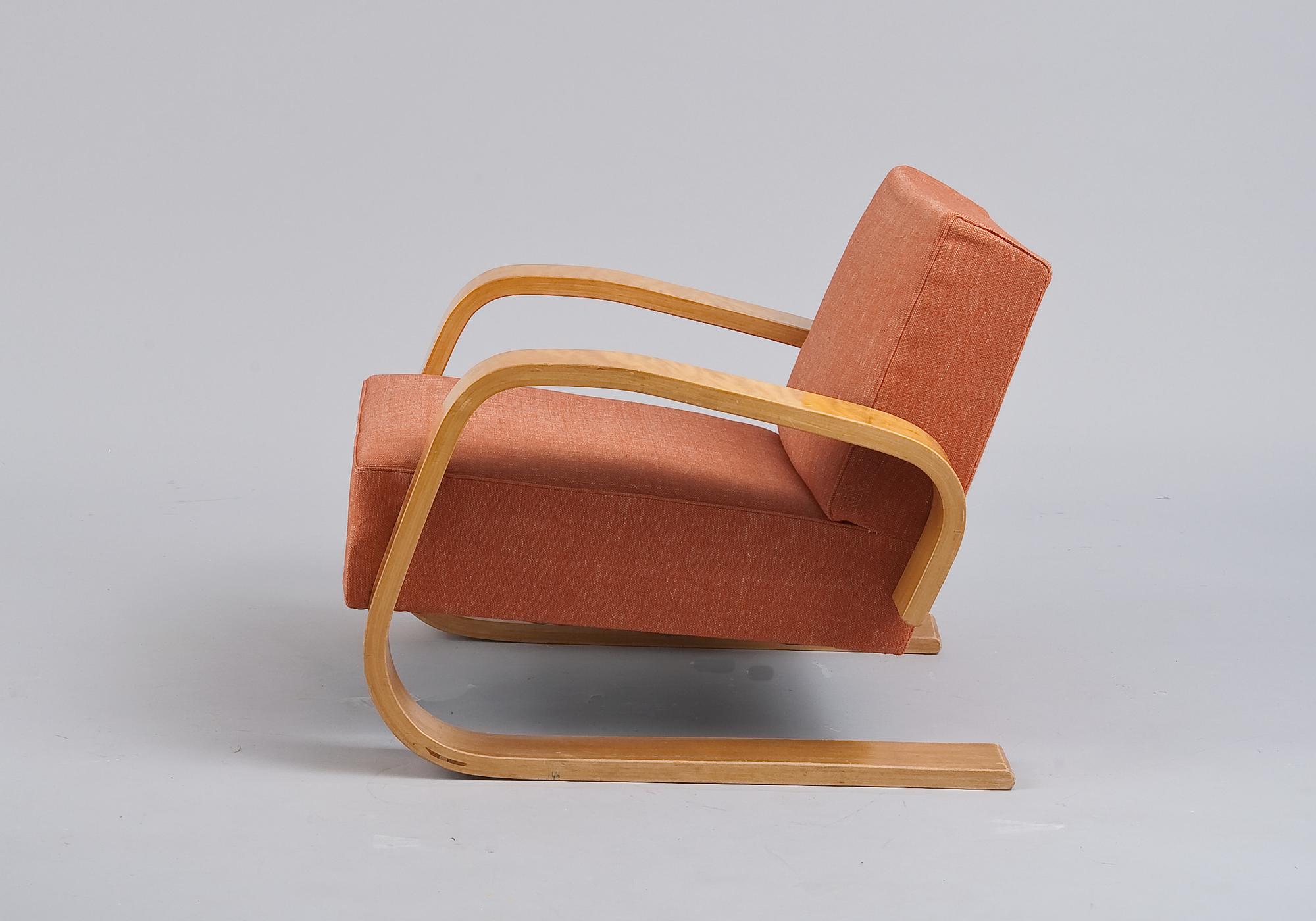 Alvar Aalto, AN ARMCHAIR NO 400.