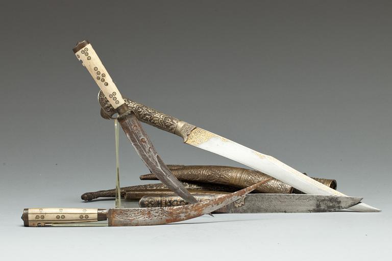 KNIV samt DOLKAR, 3 st, orientaliska, 1900-tal.