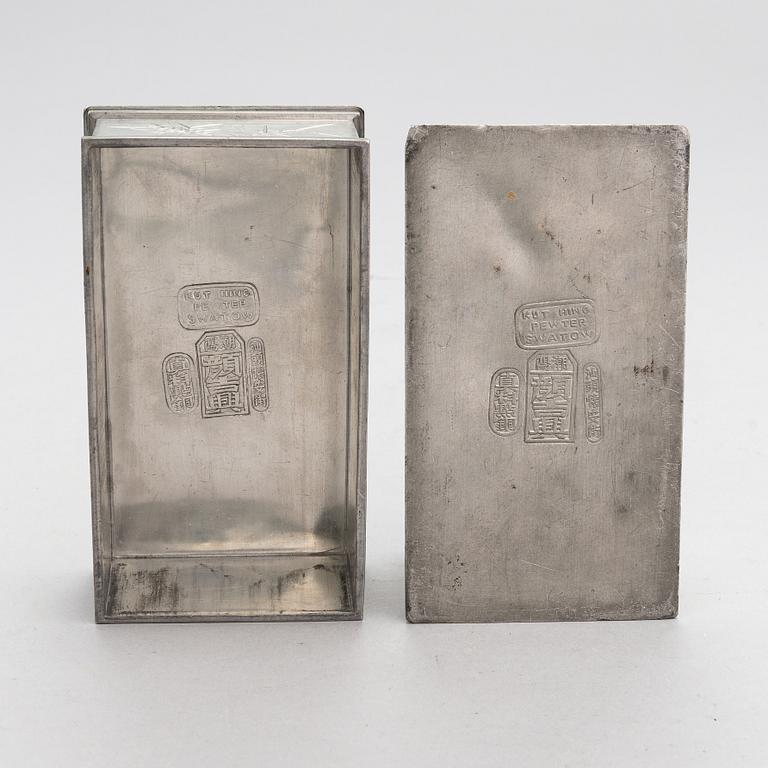 Skrin, tenn, stämplad Kut Hing Pewter, Swatow. Kina tidigt 1900-tal.