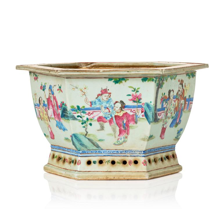 A large famille rose flower pot, Qing dynasty, 19th Century.