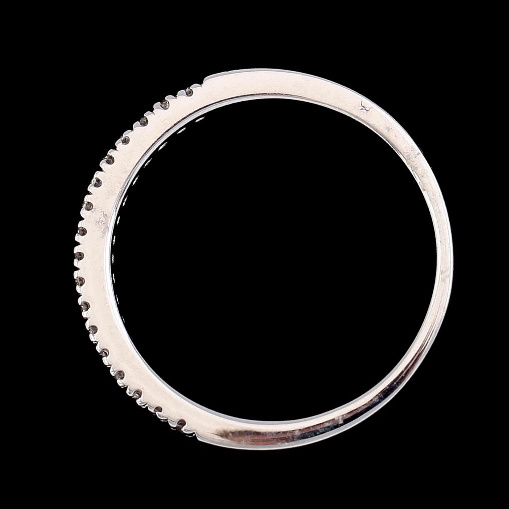 RING, 14K vitguld, briljantslipade diamanter tot ca 0.20 ct. Vikt ca 2 g.