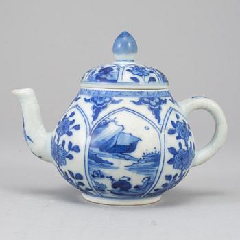 A blue and white teapot with cover, Qing dynasty, Kangxi (1664-1722).