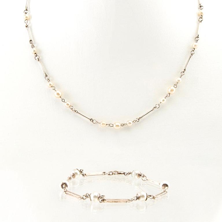 Halsband och armband silver och pärlor svenska importstämplar.