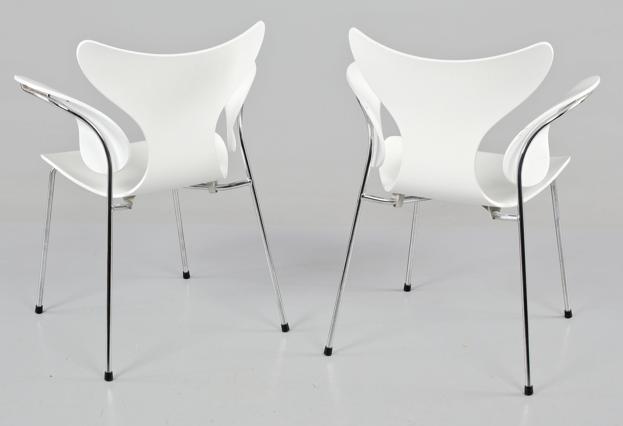 KARMSTOLAR, ett par, "Måsen", Arne Jacobsen, Fritz Hansen, formgivna formgivna 1969/70.