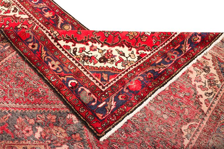 A Hamadan carpet, c. 299 x 159 cm.