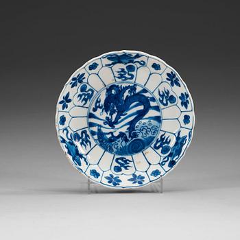 1712. A set of three blue and white dishes with four-clawed dragons, Qing dynasty, Kangxi (1662-1722).