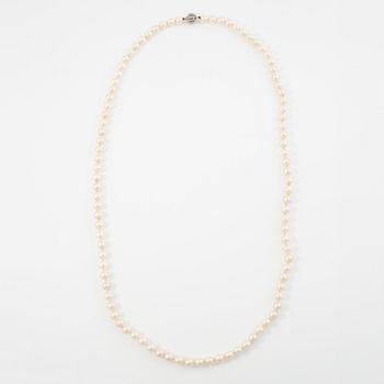 Necklace, longer model with cultured pearls, clasp 18K white gold set with octagonal-cut diamonds.
