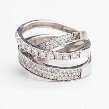 An 18K white gold ring with diamonds ca. 1.66 ct in total.